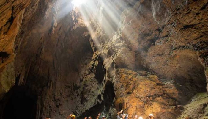 Gua Cokro di Gunung Kidul, Tawarkan Pesona Sorotan Cahaya Surga