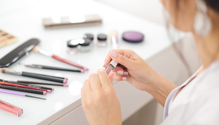 Bagaimana cara agar lipstik Anda bertahan lama