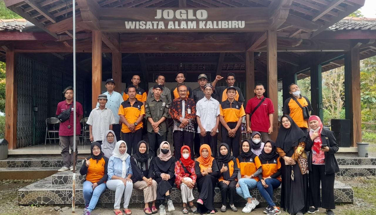 Wakil rektor bidang umum dan keuangan UNY, Prof Edi Purwanta, M.Pd dengan perwakilan kelompok sadar wisata Kalibiru. (Istimewa)