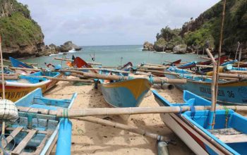 Pantai Ngrenehan Gunungkidul: Ikan Bakar, Sambal dan Nasi Ada di Sini!