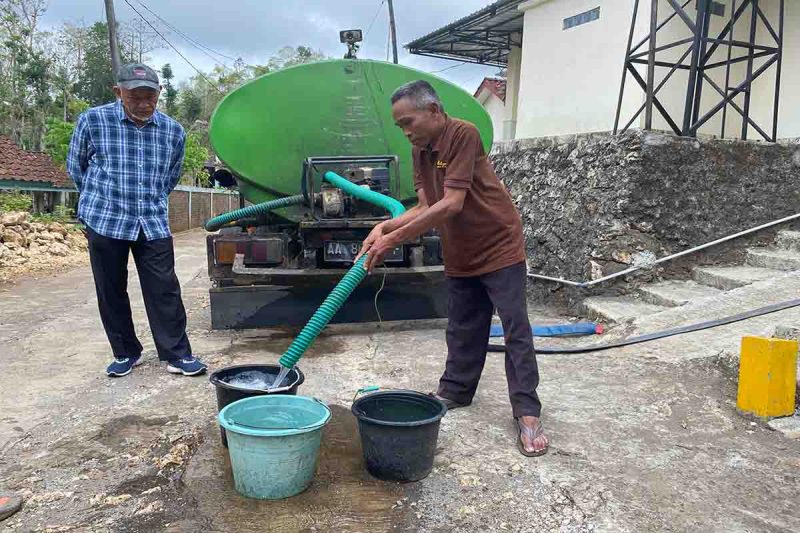 Sri Purnomo Droping Air Bersih untuk Bantu Warga di Tepus Gunungkidul. (Ist)