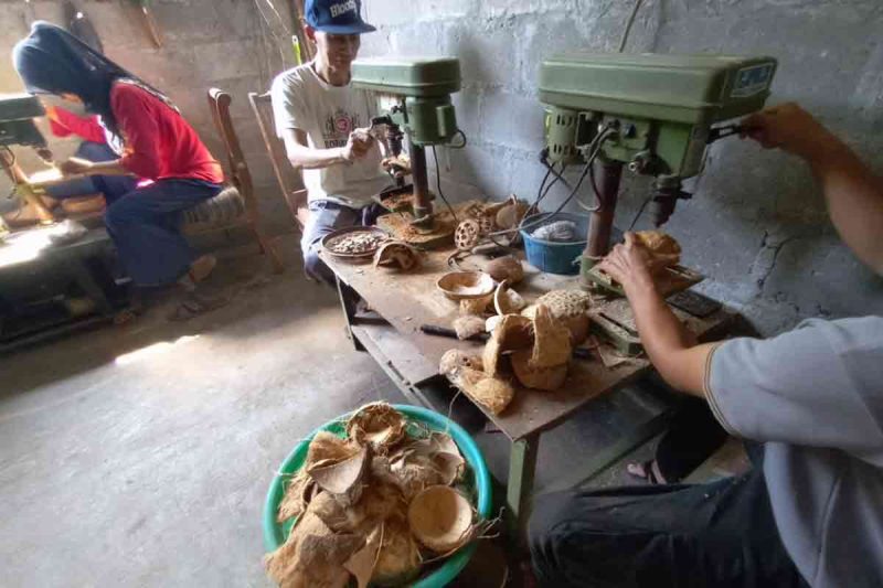 Kerajinan Batok Kelapa Bantul, Niat Awal Manfaatkan Limbah Kini Diekspor ke Prancis. (Set/Koran Jogja)