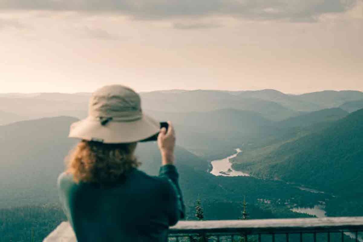 Cara Bepergian Aman saat Musim Hujan, Agar Traveling Tetap Menakjubkan. (pexels)