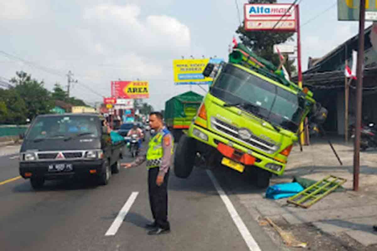 Truk Terperosok di Jalan Wates Sedayu, Sempat Menyebabkan Kemacetan