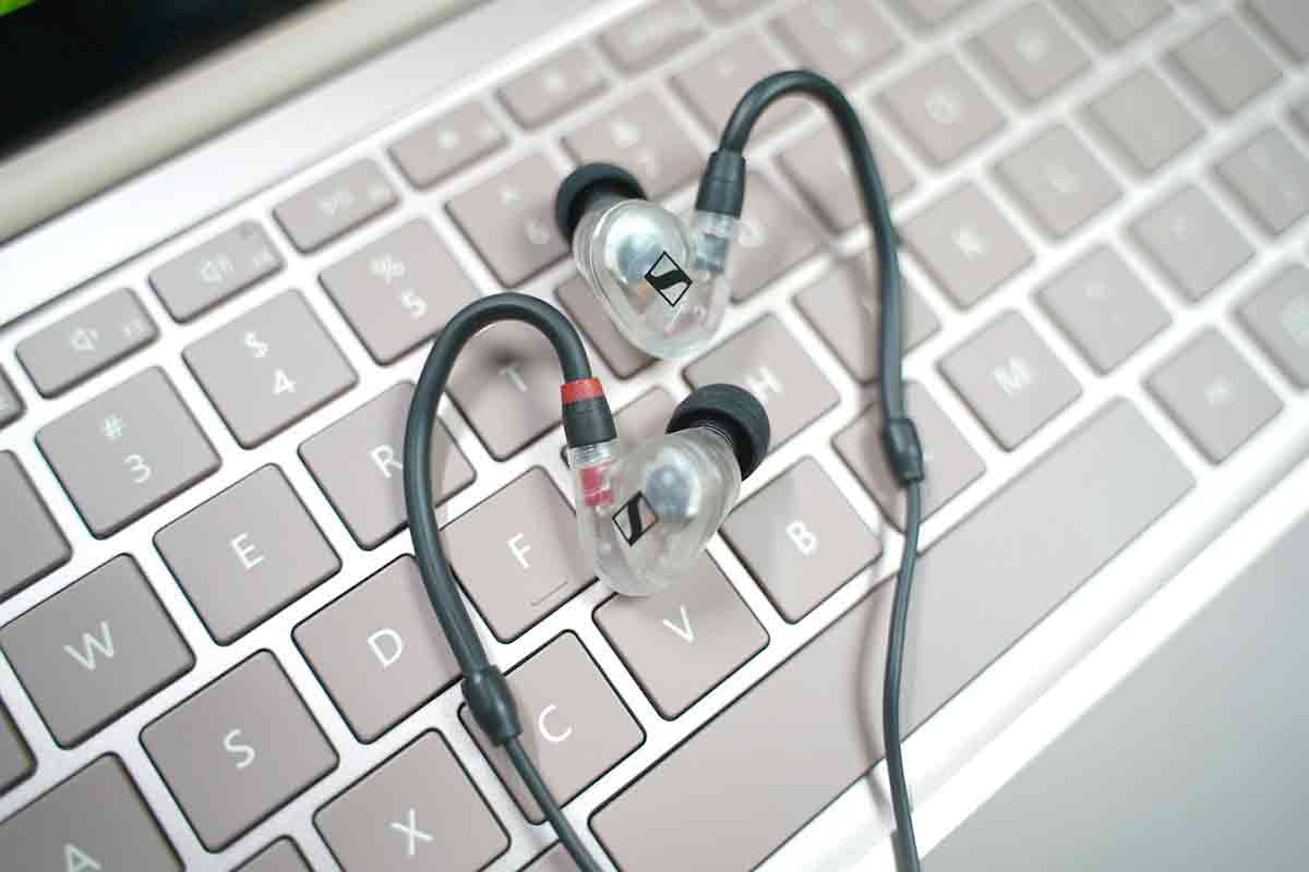 Cara Membersihkan Earbud Agar Berfungsi Maksimal dan Awet. (pixabay)