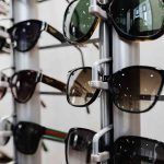 Panduan Membeli Kacamata Hitam untuk Musim Kemarau 2026. (pexels)