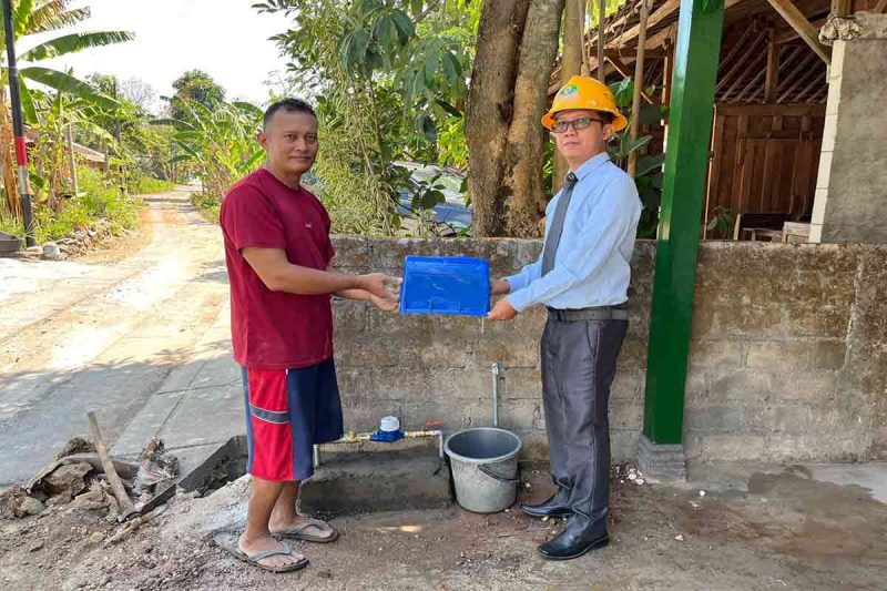 Peringati Hari Pelanggan Nasional, PDAM Tirta Handayani Pasang 8 Sambungan Rumah Gratis