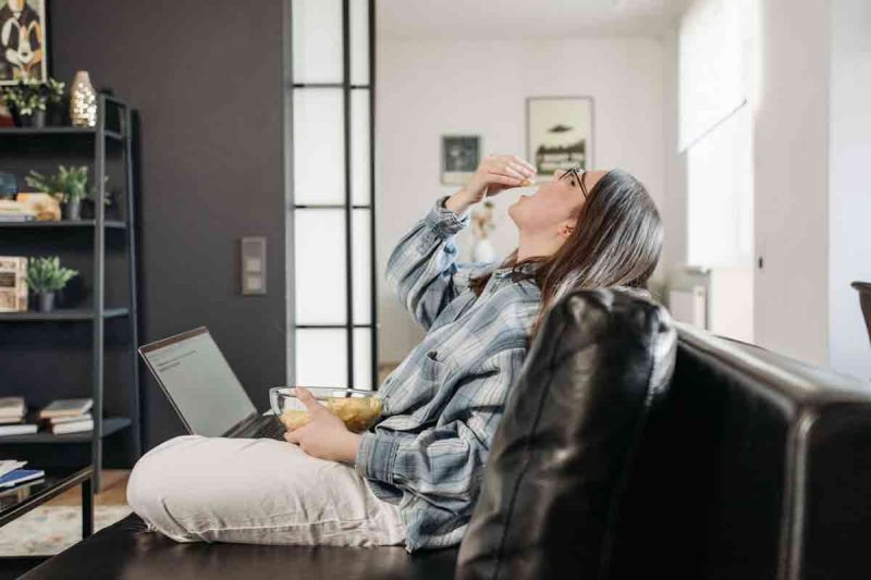 Makan Sambil Menonton, Bisa Menyulitkan Merasakan Sinyal Kenyang. (pexels)