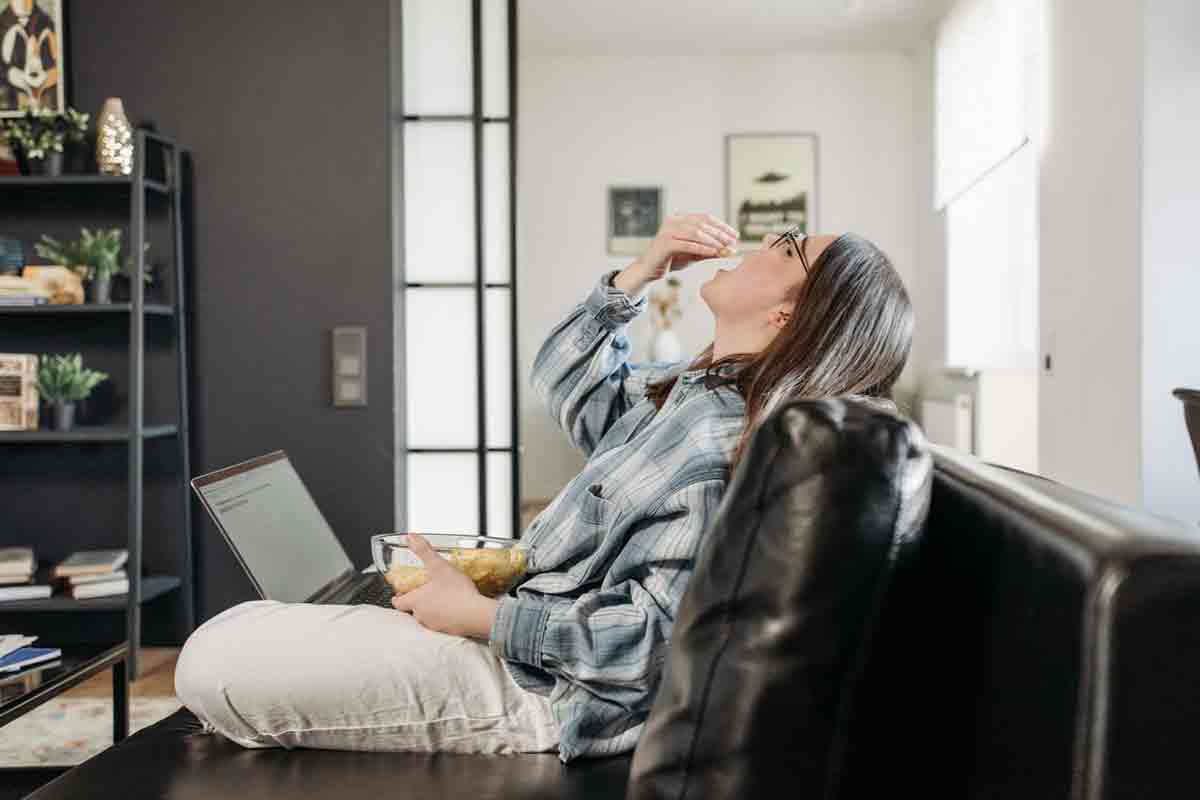 Makan Sambil Menonton, Bisa Menyulitkan Merasakan Sinyal Kenyang. (pexels)